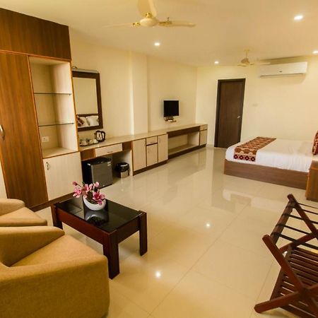 Готель Miracle Residency Kizhake Chalakudi Екстер'єр фото