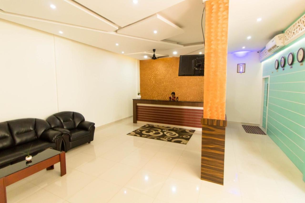 Готель Miracle Residency Kizhake Chalakudi Екстер'єр фото