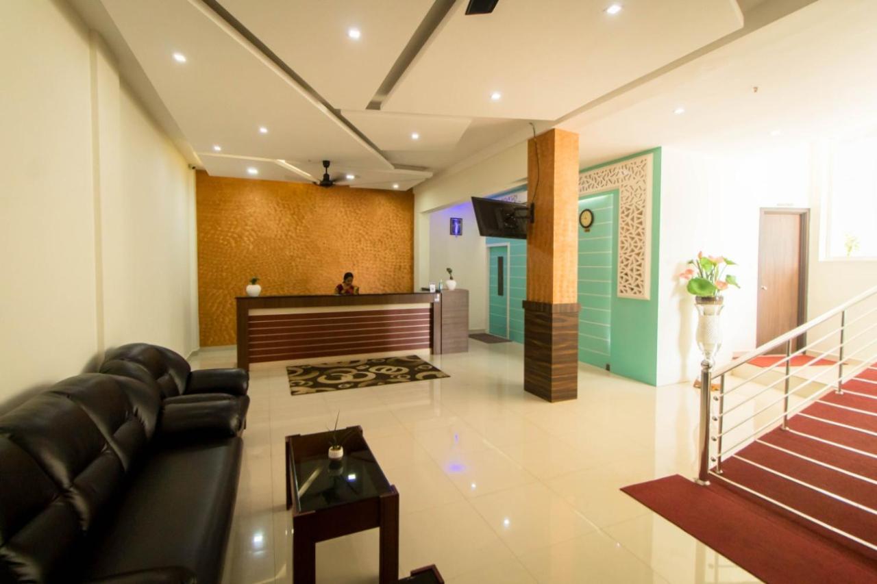 Готель Miracle Residency Kizhake Chalakudi Екстер'єр фото